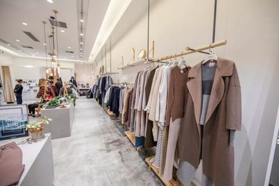 焦虑的服饰企业 转型之路远不止口罩与日用百货